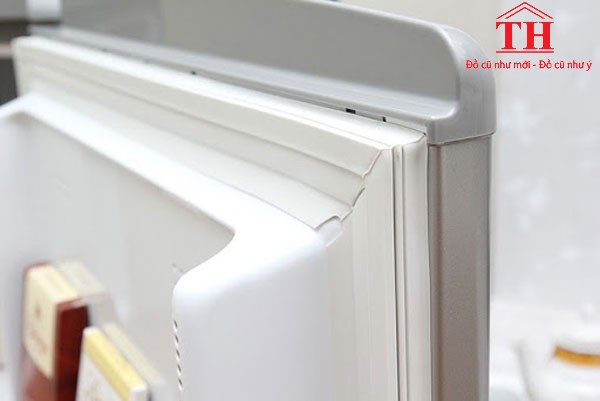 kiểm tra cánh cửa tủ lạnh cũ