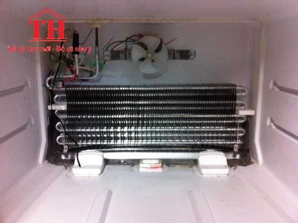 kiểm tra lưới tản nhiệt phía sau tủ