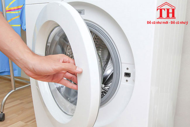 nên kiểm tra kỹ lồng giặt và cửa máy giặt