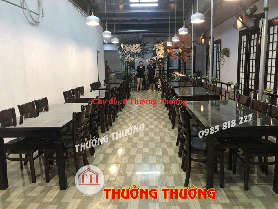 Bàn ghế nhà hàng được lắp đặt hoàn thiện cho khách.
