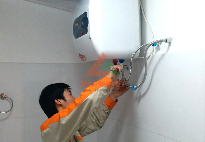 Nhân viên thu mua của Tập Đoàn Việt tiến hành công đoạn tháo dỡ sản phẩm