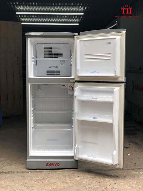 Phía bên trong tủ lạnh Sanyo 145l