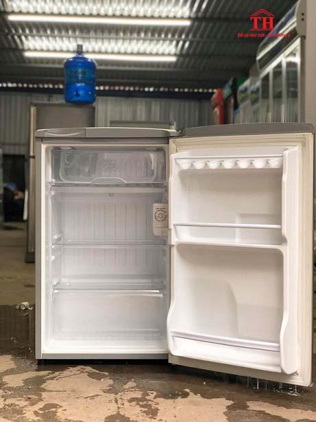 Phía bên trong tủ lạnh Sanyo 90L