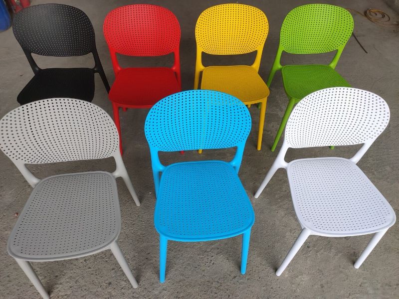 Ghế cho quán cafe có 4 chân và tựa lưng được làm bằng nhự đúc
