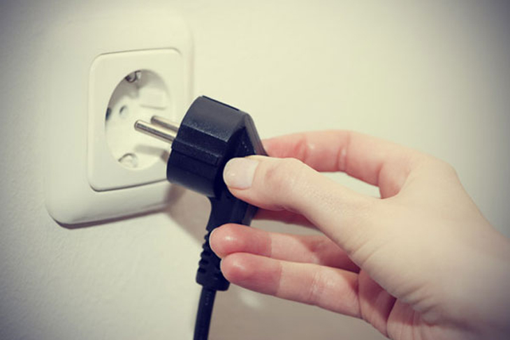 Cần rút phích cắm (nguồn) của tủ đông trước khi vệ sinh để đảm bảo an toàn