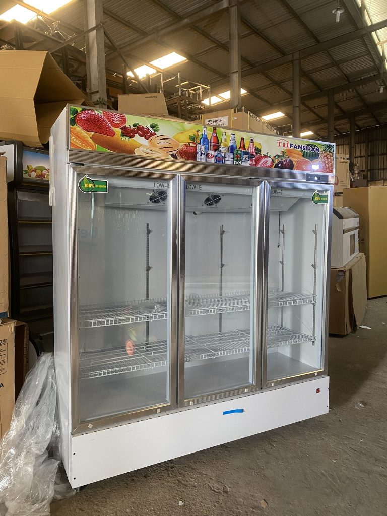 Tủ mát 3 cánh đang được sử dụng các gia đình, cửa hàng, siêu thị, nhà hàng và